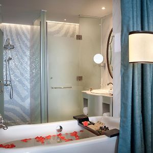 Royal Deluxe Twin Executive Lounge Access